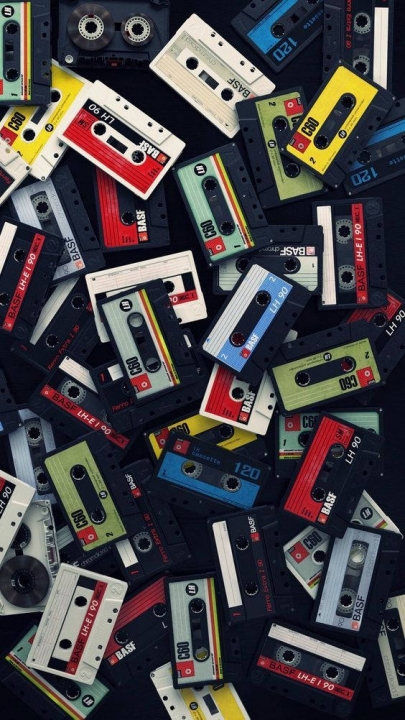 Кассеты 70-х Фоновые обои Эстетический вид сверху на кучу красочных кассет