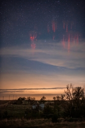 Красные спрайты заснятые прошлой ночью над Оклахомой © Пол Смит