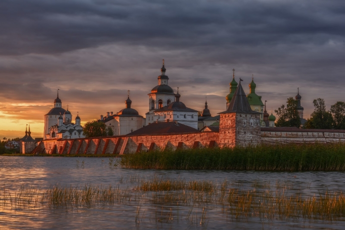 Кирилло-Белозерский монастырь на берегу Сиверского озера