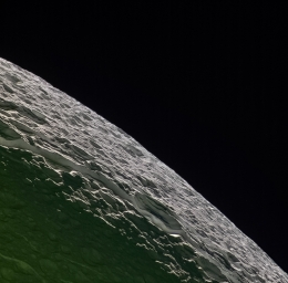Ледяная поверхность Дионы, спутника Сатурна