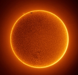 Фотография Солнца с темным пятном. Только на самом деле это не пятно, а силуэт пролетавшей МКС