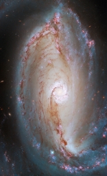 Перед нами центр спиральной галактики NGC 1097. Вся эта красота расположена на расстоянии 48 млн световых лет от Млечного пути в