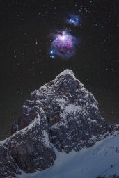 Большая туманность Ориона над горой в Швейцарии © Mike Wong.