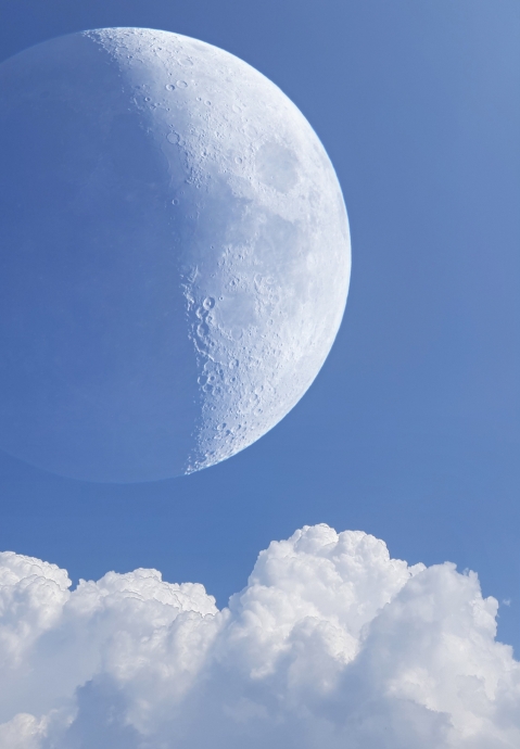 Дневная Луна в облаках