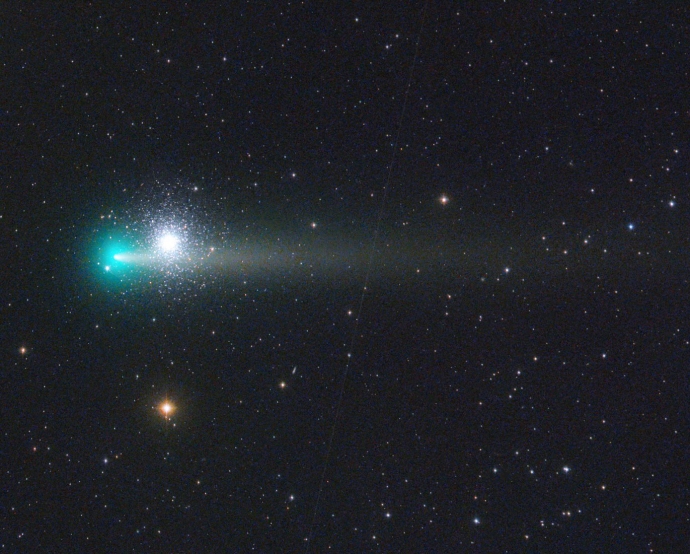 Сделанный этой ночью в Австрии снимок кометы Леонарда. Красиво.  Автор: Michael Jäger.