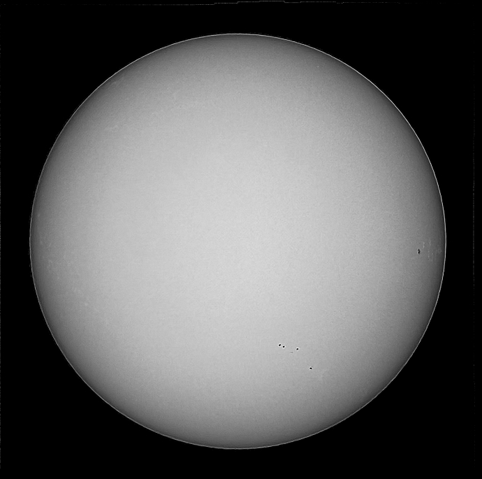 Вот такое сегодняшнее солнце (первый опыт по солнцу). Телескоп SW bkp150/750eq3-2, солнечная плёнка с Али, диафрагмировано до 14