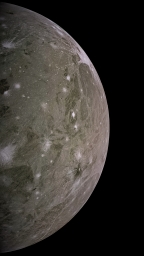 Фотография Ганимеда, крупнейшего спутника Юпитера, была сделана аппаратом "Юнона" с расстояния около 3500 км.