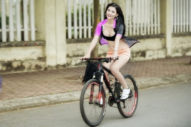 Девушка на велосипеде, классное фото