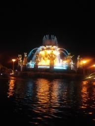 Москва ВДНХ ночной, фонтан