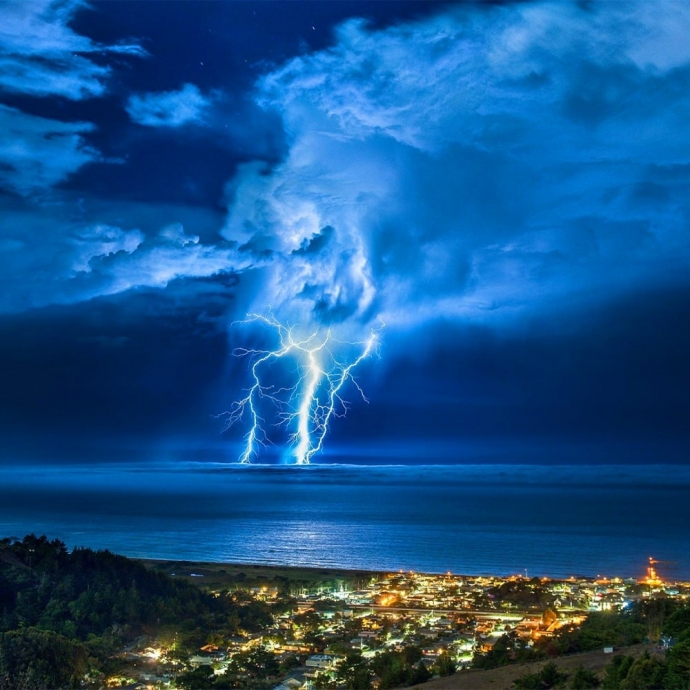 Фотография удара молнии над Тихим океаном