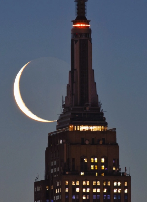 Луна сегодня утром над Эмпайр Стэйт Билдинг в кадре Гэри Хершорна