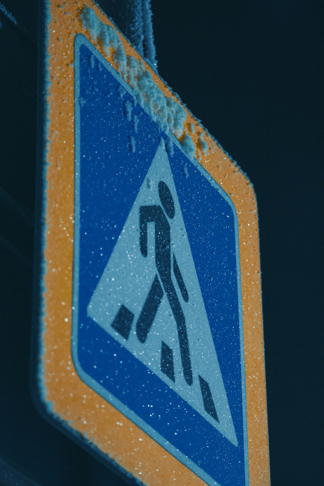 Переходи пешеход. Знак пешехода. Зимой. Чуть сбоку. Фотография