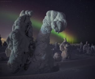 Красивые природные снежные скульптуры на фоне полярного сияния