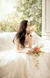 Азиатка в свадебном красивом белом платье
