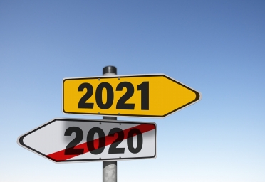 Надпись на табличке указателе: 2020 год - 2021 год