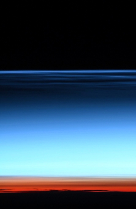 Слои атмосферы Земли на закате, снимок с МКС