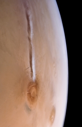 Облако над потухшим вулканом Арсия на Марсе, растянувшееся на 1500 километров.