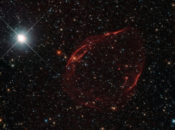 Остаток взрыва сверхновой звезды DEM L71, расположенный на расстоянии 160 тыс. световых лет в Большом Магеллановом Облаке.