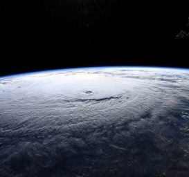 Космическая станция над ураганом Лэйн
