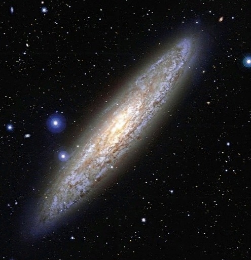 NGC 253 — спиральная галактика с перемычкой (тип SBc) в созвездии Скульптор. Характеризуется мощным звёздообразованием и большим