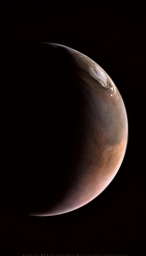 Свежая обработка снимка Марса от аппарата "Аль-Амаль". В кадре можно наблюдать Северную полярную шапку.