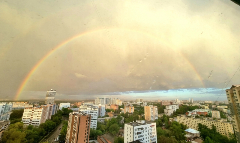В Москве сегодня очень странная погода. Весь день идет то дождь, то через 5 минут яркое Солнце. В итоге увидел вот такую большую радугу. Над ней еле заметно идет вторая.