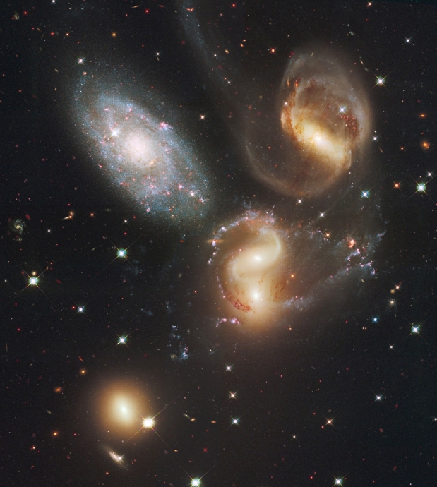 Квинтет Стефана - группа из пяти галактик в созвездии Пегаса, четыре из которых формируют компактную группу галактик, пятая гала