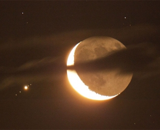 Луна, Юпитер и Галилеевы спутники на одном кадре от Juerg Alean