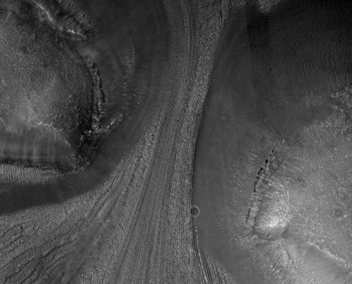 На новых снимках Марса запечатлены следы движения ледника.