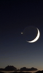 Классная гиф анимация: Луна месяц и отражение на волнах воды ночью
