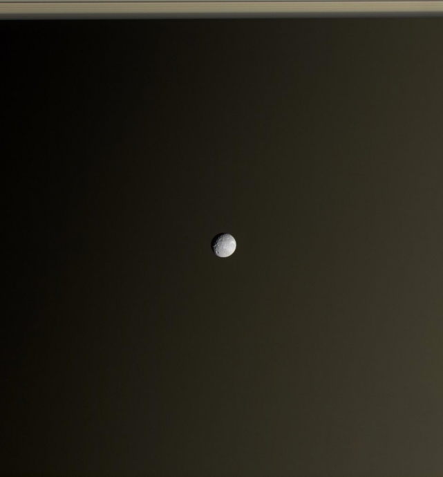 Спутник Мимас на фоне Сатурна, фото сделано аппаратом «Кассини» 21 сентября 2005 года.