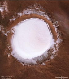 Кратер Королёва с водяным льдом на Марсе.
