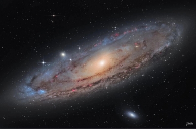 Галактика Андромеда от астрофотографа  Julien Looten  Тех данные  - 2h30 d'expo - 30 DOF    - Skywatcher 200/1000    - Canon 6D 