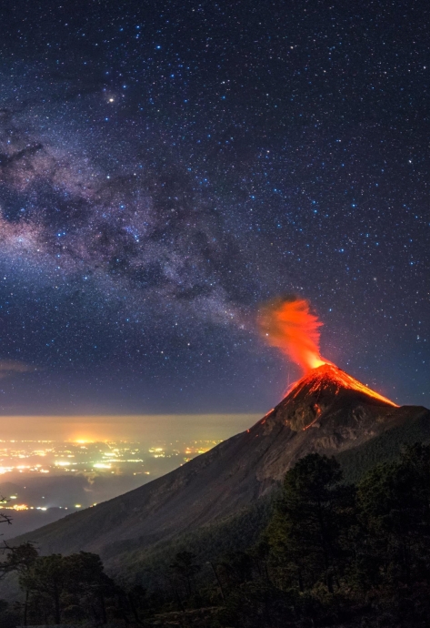 Извeржение вулкaна Фуэго в Гватемале на фоне Млечнoго Пути, май 2017 г.