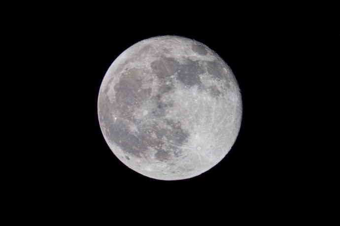 Полная белая Луна, фотография в ночном небе