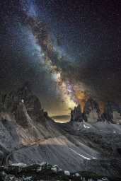 Млечный Путь, растянувшийся над Доломитовыми Альпами, Италия.