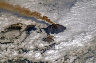 Начало извержения вулкана Ключевская Сопка на Камчатке с борта МКС, 2017 год.