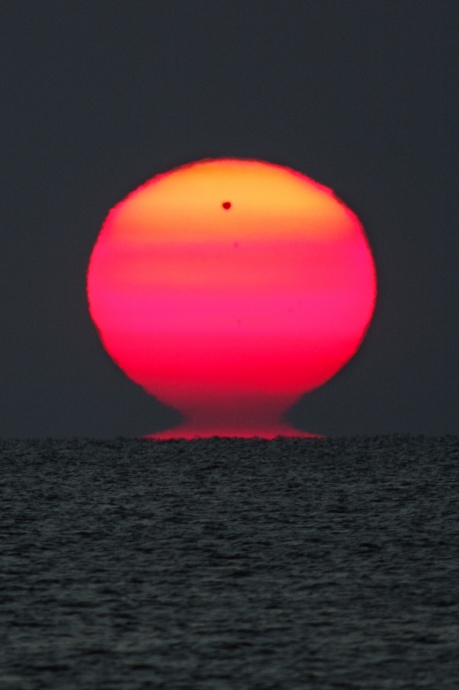 Восход Солнца и Венеры над Черным морем. Автор: Emil Ivanov.