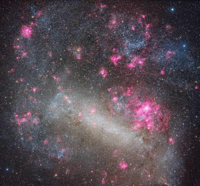 Наша карликовая галактика-спутник - Большое Магелланово Облако. Обитает на расстоянии около 163 тыс. св. лет