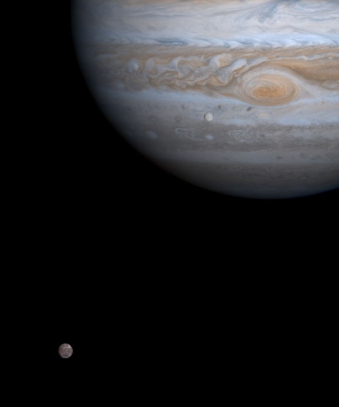 Каллисто (внизу), Юпитер и Европа (ниже и левее Большого Красного Пятна). Фото сделано космическим аппаратом Кассини 7 декабря 2000 г.