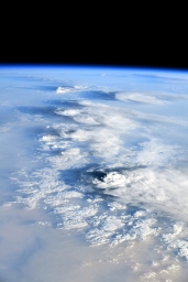 Кучевые облака, запечатлённые с борта МКС.