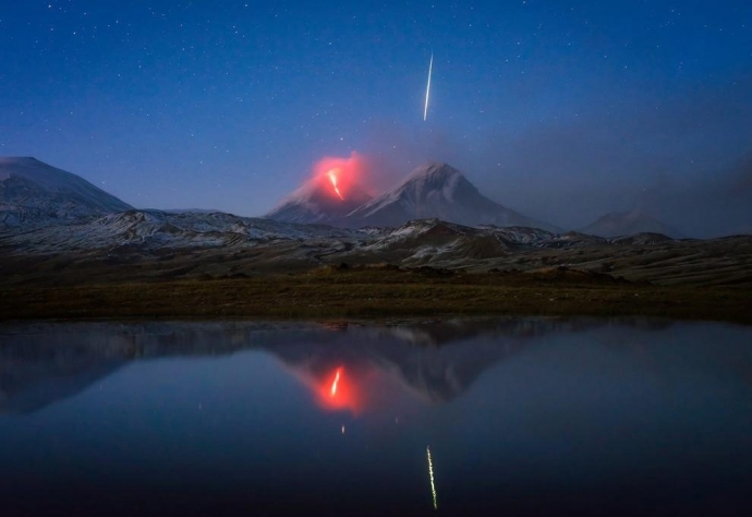 Метеорит пролетает над извергающимся вулканом на Камчатке, 2016 год