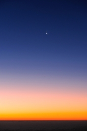 Краски заката, Луна, Венера и Марс над Серро-Параналь, Чили.