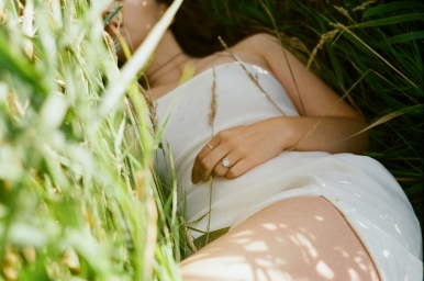 девушка в траве лежит