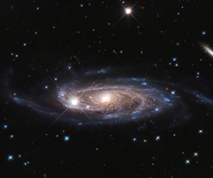 UGC 2885 - гигантская спиральная галактика диаметром около 450 000 световых лет. Содержит в себе не менее 1 триллиона звезд.