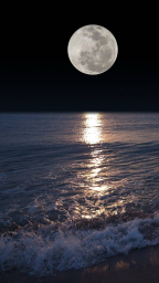 Луна и отражение от Луны на воде ночью