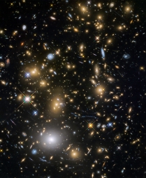 Массивное скопление галактик MACS 0717 в созвездии Возничий, удалено на 5,4 млрд световых лет от нас.