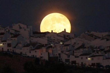 Огромная Луна в период суперлуния над крышами Ольверы, Испания