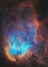 IC 2948 или туманность Бегущий Цыпленок. Этот великолепный небесный пейзаж охватывает область размером около 70 световых лет.