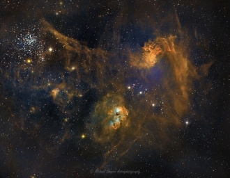 Вселенная. Туманности Пылающая звезда (IC 405) и Головастик (IC 410) и звездное скопление M38 в широком поле зрения
